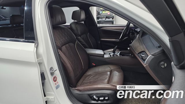 BMW 5-Series 2017 — photo 16