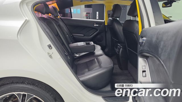 Kia K3 2015 — photo 12