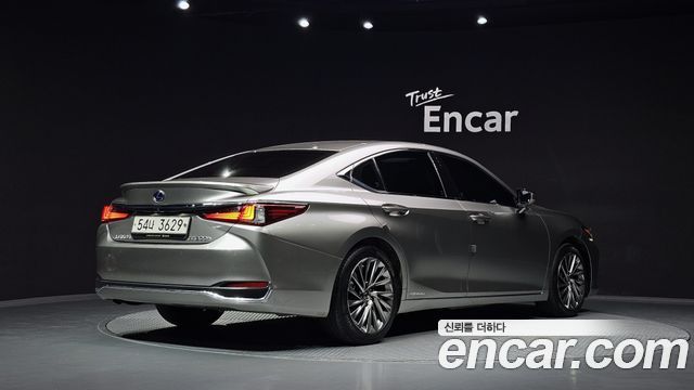 Lexus ES 2019 — photo 2