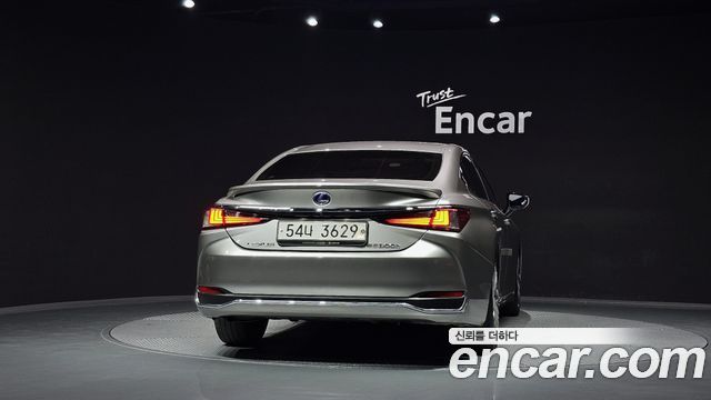 Lexus ES 2019 — photo 4