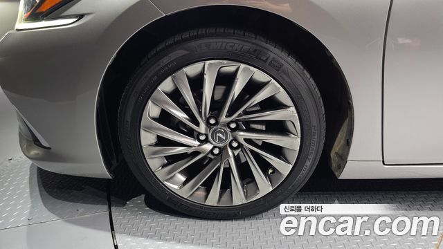 Lexus ES 2019 — photo 5