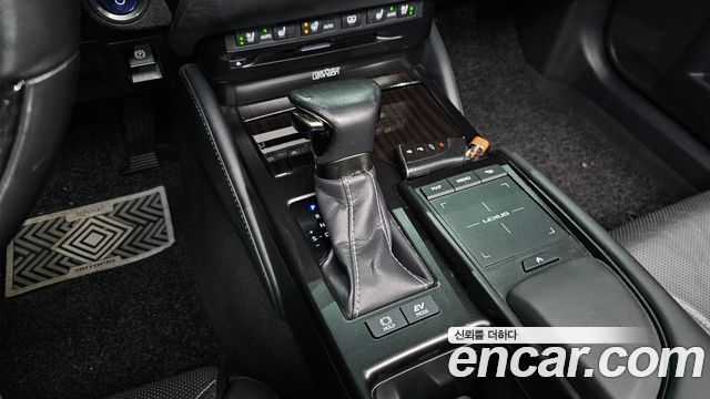 Lexus ES 2019 — photo 9