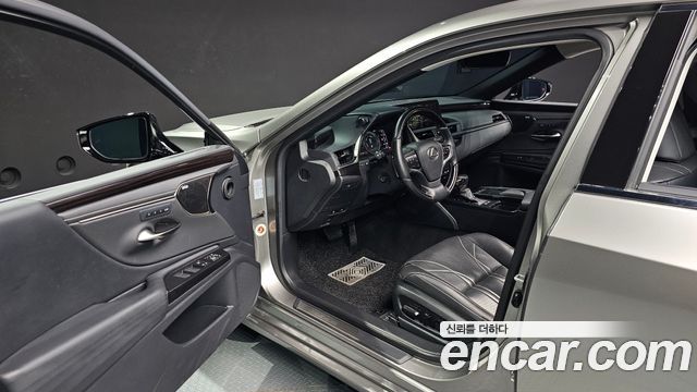Lexus ES 2019 — photo 10