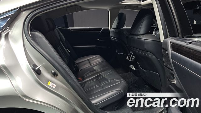 Lexus ES 2019 — photo 11