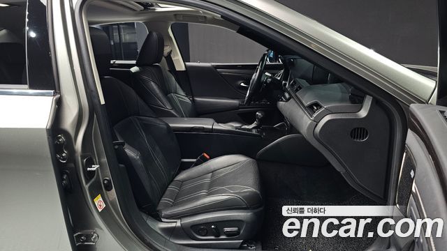 Lexus ES 2019 — photo 12