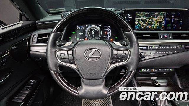 Lexus ES 2019 — photo 13