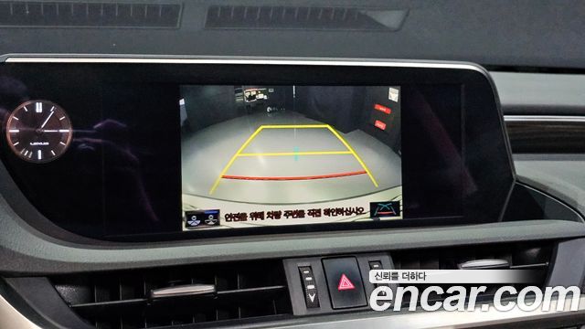 Lexus ES 2019 — photo 16