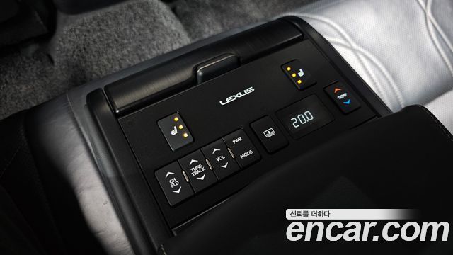 Lexus ES 2019 — photo 17