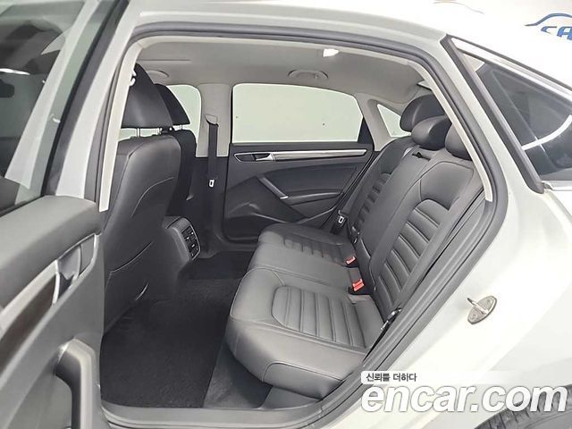 Volkswagen Passat 2018 — photo 12