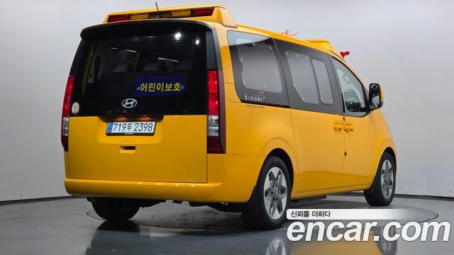 Hyundai Staria 2025 — photo 2
