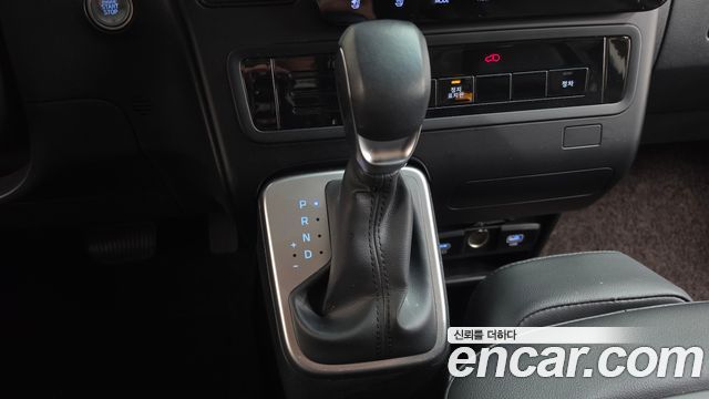 Hyundai Staria 2025 — photo 9