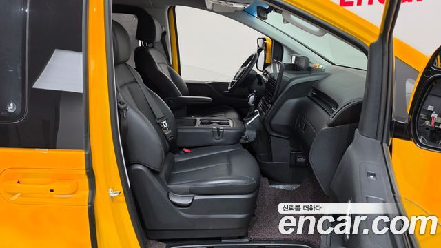 Hyundai Staria 2025 — photo 11