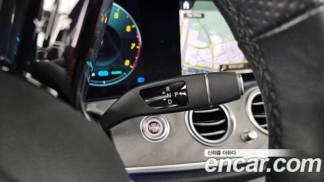 Mercedes-Benz E-Class 2023 — photo 12