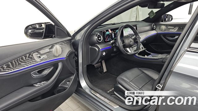 Mercedes-Benz E-Class 2023 — photo 13