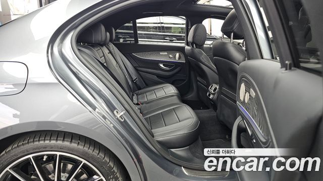 Mercedes-Benz E-Class 2023 — photo 18