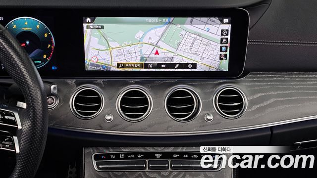 Mercedes-Benz E-Class 2023 — photo 20