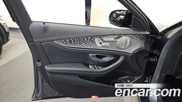 Mercedes-Benz E-Class 2023 — photo 14