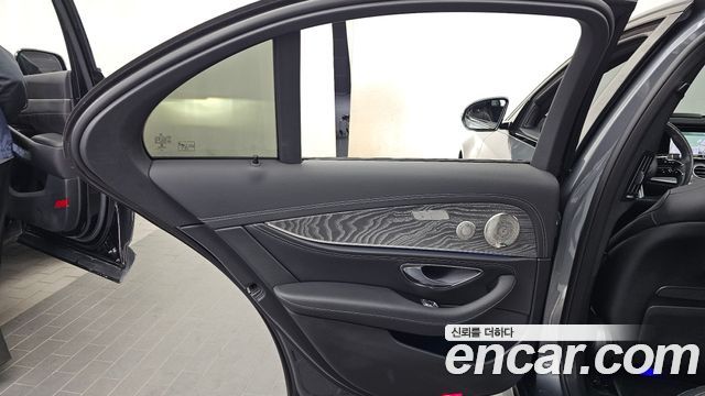 Mercedes-Benz E-Class 2023 — photo 15