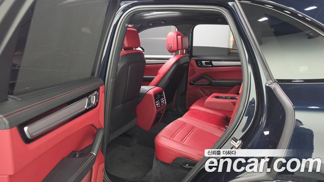 Porsche Cayenne 2023 — photo 17
