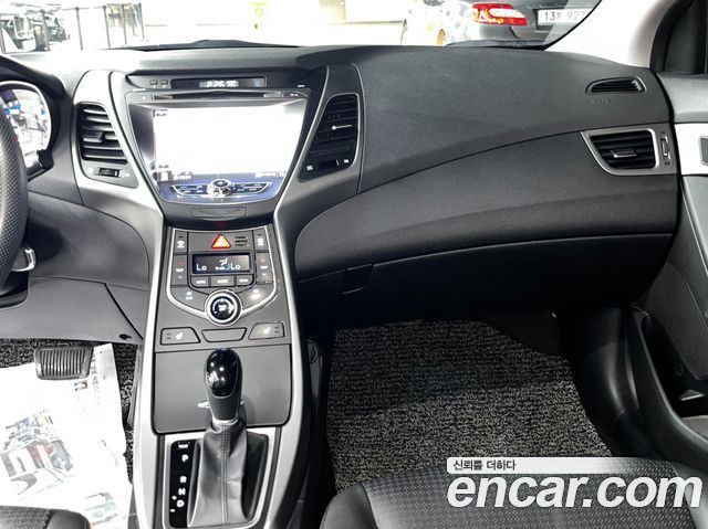 Hyundai AVANTE 2016 — photo 12