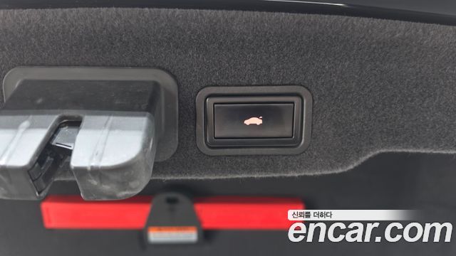 Audi A8 2012 — photo 20