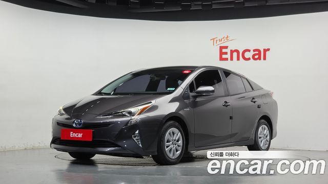 Toyota Prius 2017 — photo 1