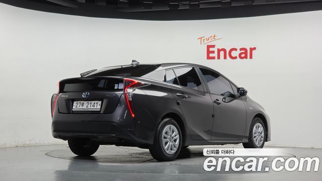 Toyota Prius 2017 — photo 2