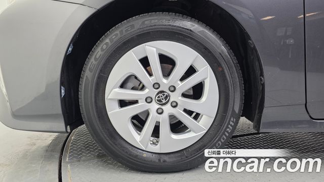 Toyota Prius 2017 — photo 5