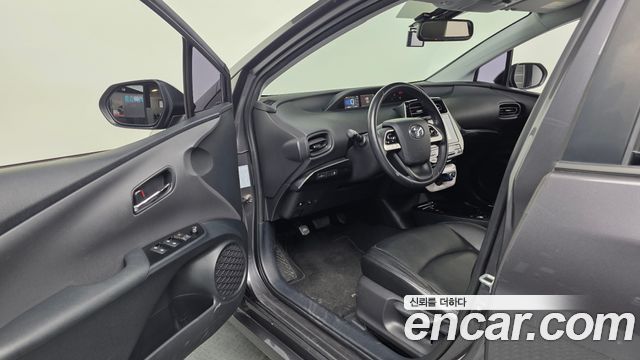 Toyota Prius 2017 — photo 10