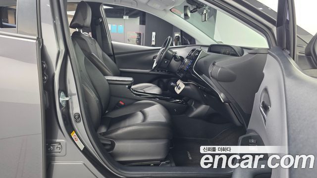 Toyota Prius 2017 — photo 11