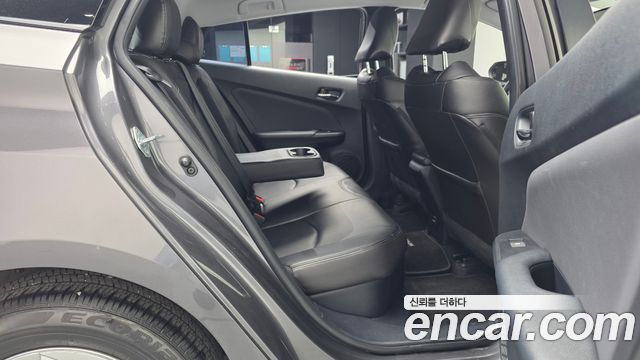 Toyota Prius 2017 — photo 12