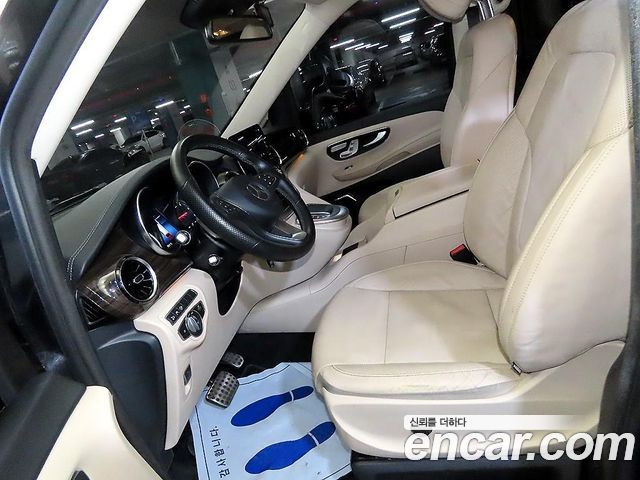 Mercedes-Benz V-Class 2021 — photo 7