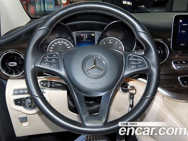 Mercedes-Benz V-Class 2021 — photo 8