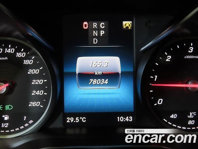 Mercedes-Benz V-Class 2021 — photo 9