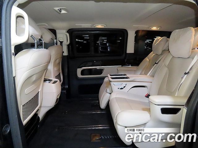 Mercedes-Benz V-Class 2021 — photo 10