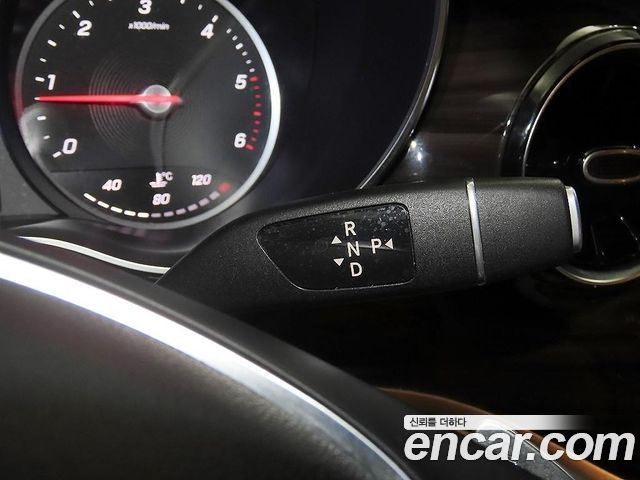 Mercedes-Benz V-Class 2021 — photo 11