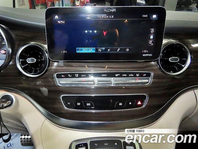 Mercedes-Benz V-Class 2021 — photo 12