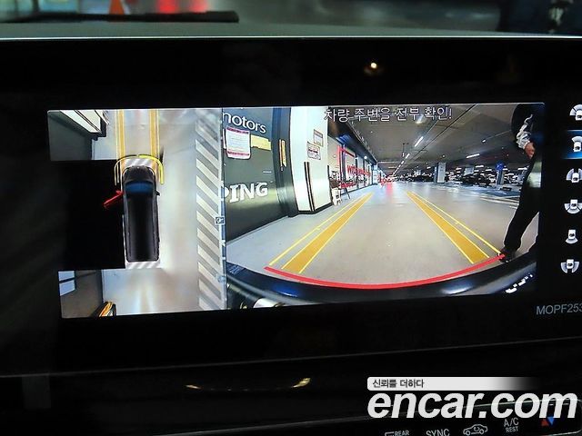 Mercedes-Benz V-Class 2021 — photo 13
