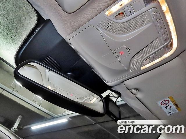 Mercedes-Benz V-Class 2021 — photo 18
