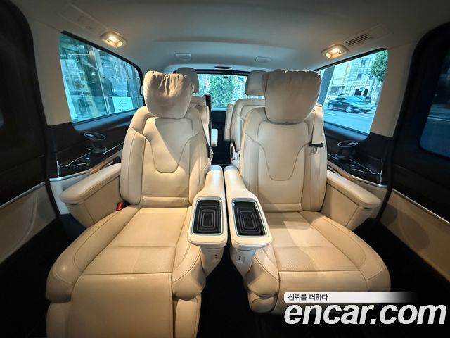Mercedes-Benz V-Class 2021 — photo 20