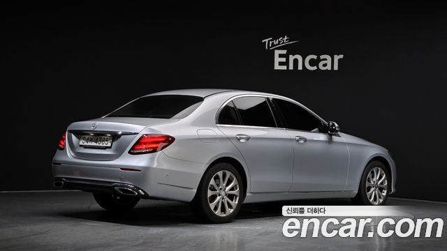 Mercedes-Benz E-Class 2017 — photo 2