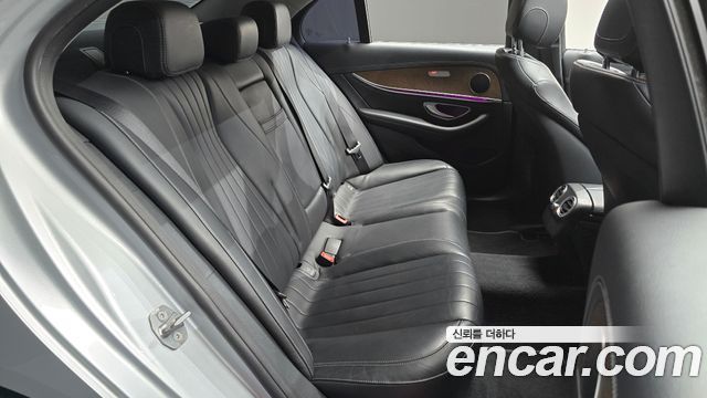 Mercedes-Benz E-Class 2017 — photo 11