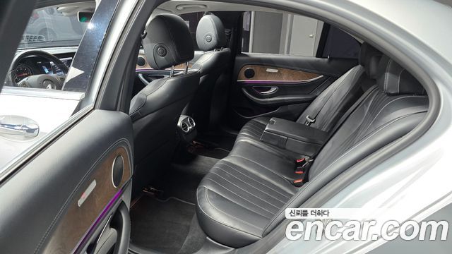 Mercedes-Benz E-Class 2017 — photo 12