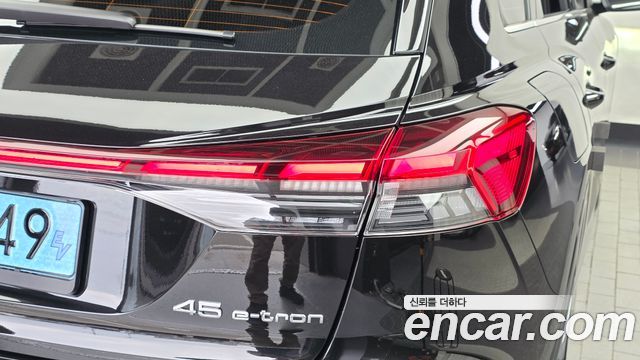 Audi Q4 e-tron 2025 — photo 9