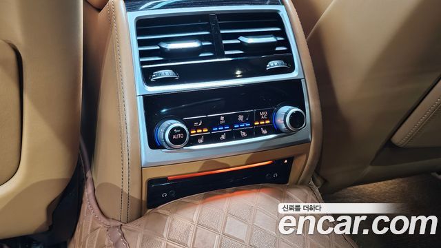 BMW 7-Series 2019 — photo 16