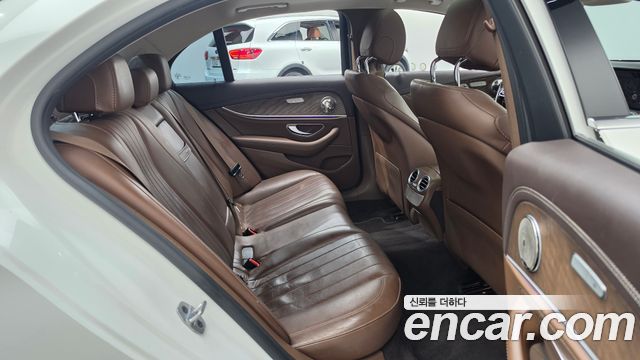 Mercedes-Benz E-Class 2019 — photo 17