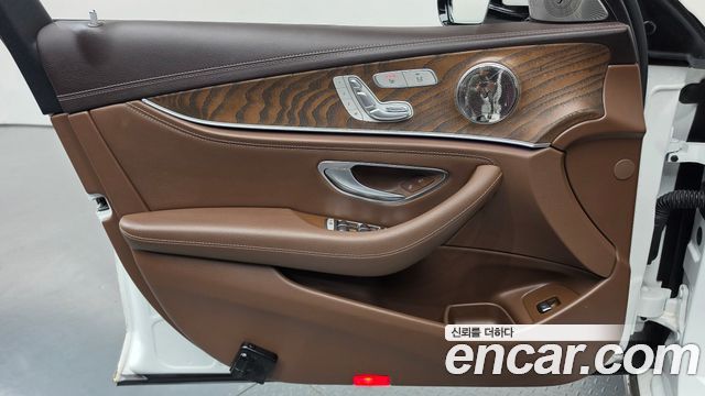 Mercedes-Benz E-Class 2019 — photo 14