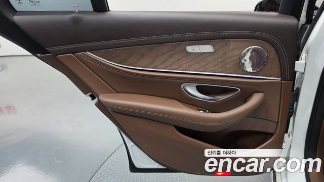 Mercedes-Benz E-Class 2019 — photo 15