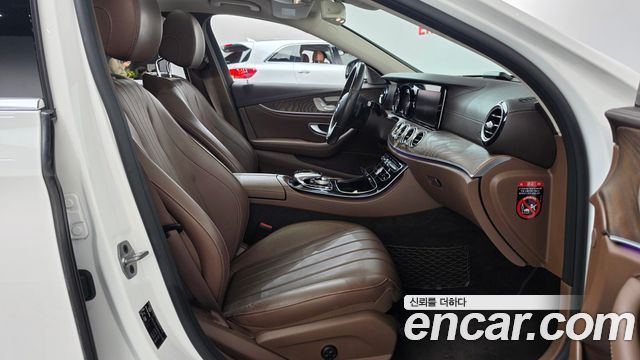 Mercedes-Benz E-Class 2019 — photo 16