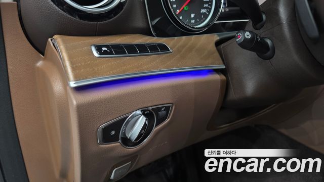 Mercedes-Benz E-Class 2019 — photo 29